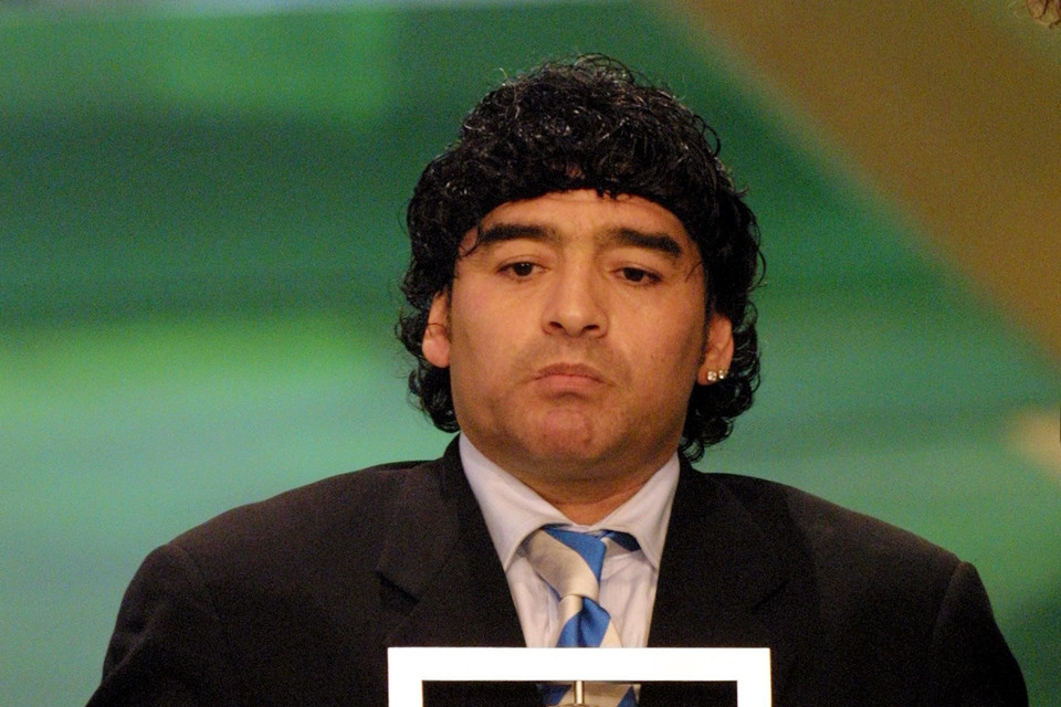 Ông Diego Maradona nhận giải thưởng ''Cầu thủ bóng đá thế kỷ'' do Liên đoàn bóng đá thế giới (FIFA) trao tặng tại lễ kỷ niệm của FIFA ở Rome, Italy, ngày 11/12/2000 (Ảnh: AFP/TTXVN)
