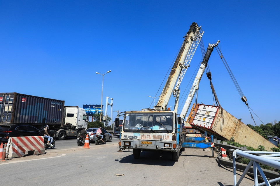 Đến 13h, các lực lượng chức năng vẫn tiếp tục cẩu xe để giải phóng làn đường, nhanh chóng giảm ùn tắc trên tuyến. (Ảnh: Thành Đạt/TTXVN)