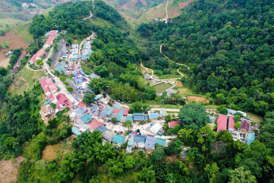 Chợ Phong Lưu Khâu Vai được tổ chức tại xã Khâu Vai, huyện Mèo Vạc, tỉnh Hà Giang là phiên chợ huyền thoại có từ hơn 100 năm nay chất chứa bao tình cảm của đôi lứa yêu nhau mà không đến được với nhau ước hẹn một ngày để gặp gỡ... cứ đến hẹn lại lên hàng năm vào ngày 26 – 27.3 âm lịch. .(Ảnh: Nam Thái/TTXVN)