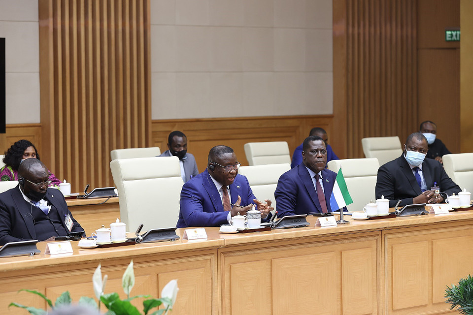 Tổng thống Cộng hòa Sierra Leone Julius Maada Bio phát biểu tại cuộc hội kiến. (Ảnh: Dương Giang/TTXVN)