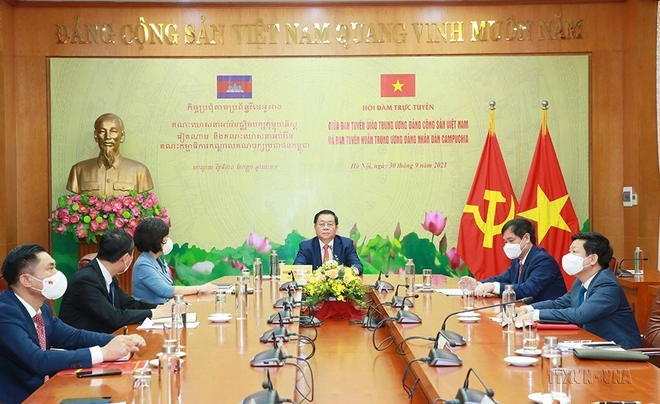 Đồng chí Nguyễn Trọng Nghĩa, Bí thư Trung ương Đảng, Trưởng Ban Tuyên giáo Trung ương hội đàm trực tuyến với đồng chí Tắc Xuân Y, Uỷ viên Trung ương Đảng, Trưởng Ban Tuyên huấn Trung ương Đảng Nhân dân Campuchia (Hà Nội, 30/9/2021). (Ảnh: Phương Hoa /TTXVN)