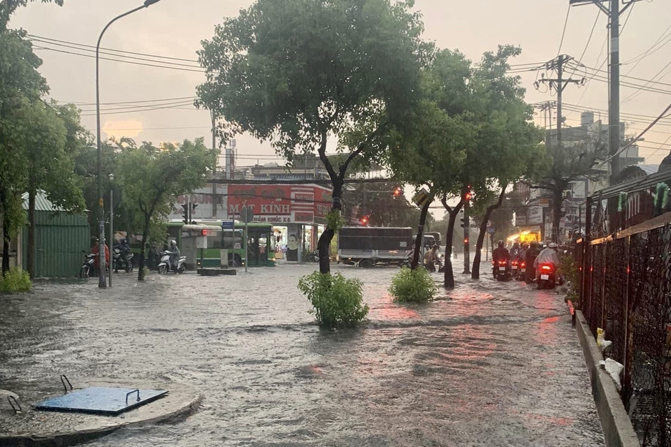 Nước ngập kín mặt đường Tô Ký (huyện Hóc Môn).(Ảnh: Hồng Giang/TTXVN)