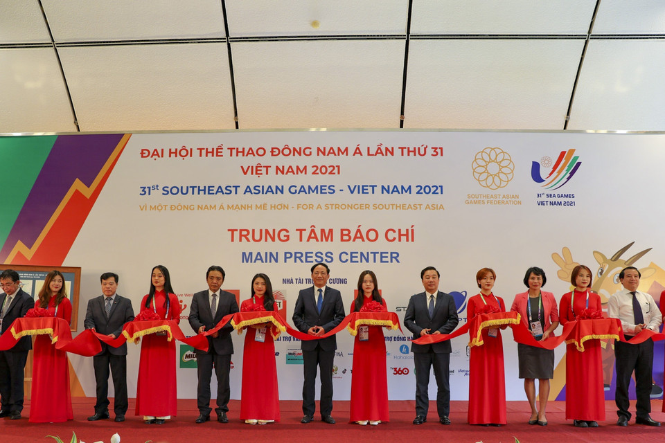 Các đại biểu cắt băng khai trương Trung tâm Báo chí SEA Games 31. (Ảnh: Minh Đông/TTXVN)