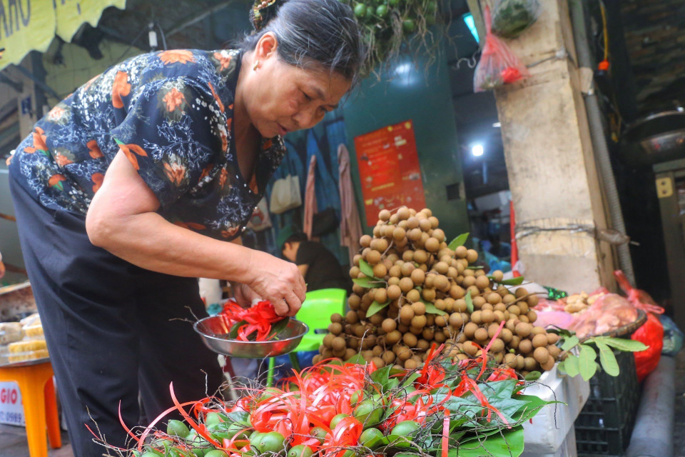 Đa dạng các sản phẩm phục vụ mùa lễ Vũ Lan. (Ảnh: Tuấn Đức/TTXVN)