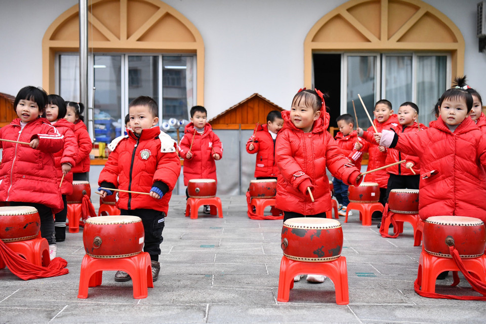 Các em nhỏ biểu diễn đánh trống chào đón Năm mới tại Quý châu, Trung Quốc. (Ảnh: THX/TTXVN)