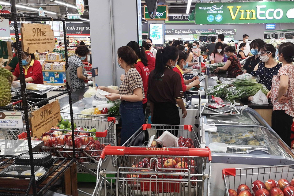 Người dân đi mua sắm tại siêu thị VinMart Times City trong sáng 24/7. (Ảnh: Thanh Tùng/TTXVN)