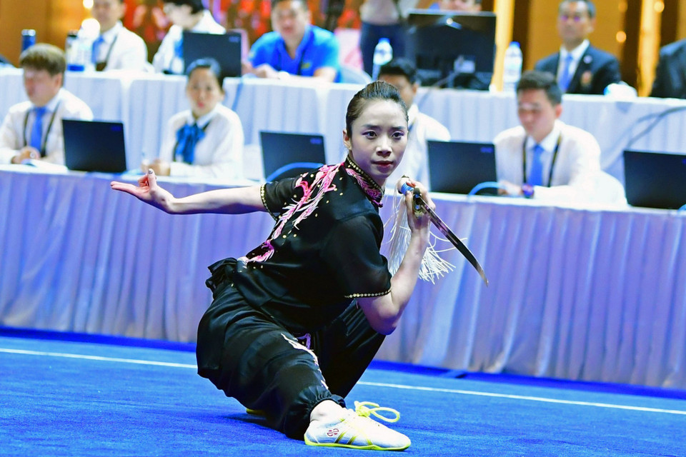 "Hoa khôi" Wushu của Việt Nam giành huy chương Vàng sau khi đạt điểm cao ở hai nội dung Thương thuật (9,606 điểm) và Kiếm thuật (9,623 điểm). (Ảnh: Hoàng Linh/TTXVN)