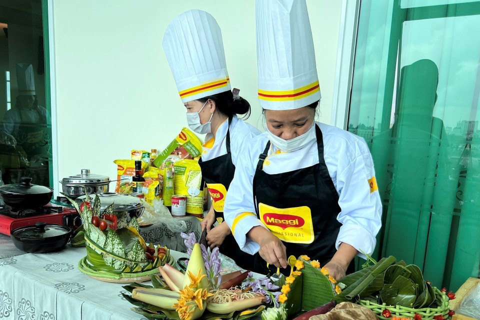 Các đầu bếp gấp rút thực hiện tác phẩm của mình. (Ảnh: Ánh Tuyết /TTXVN)