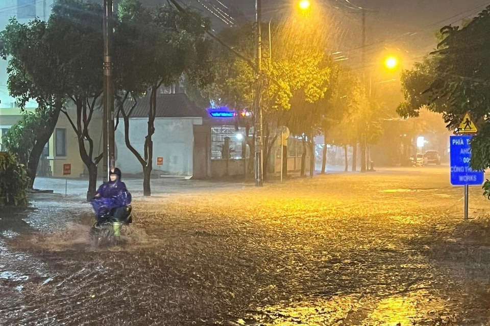 Nước ngập sâu trên đường Quốc Hương (thành phố Thủ Đức).(Ảnh: Hồng Giang/TTXVN)