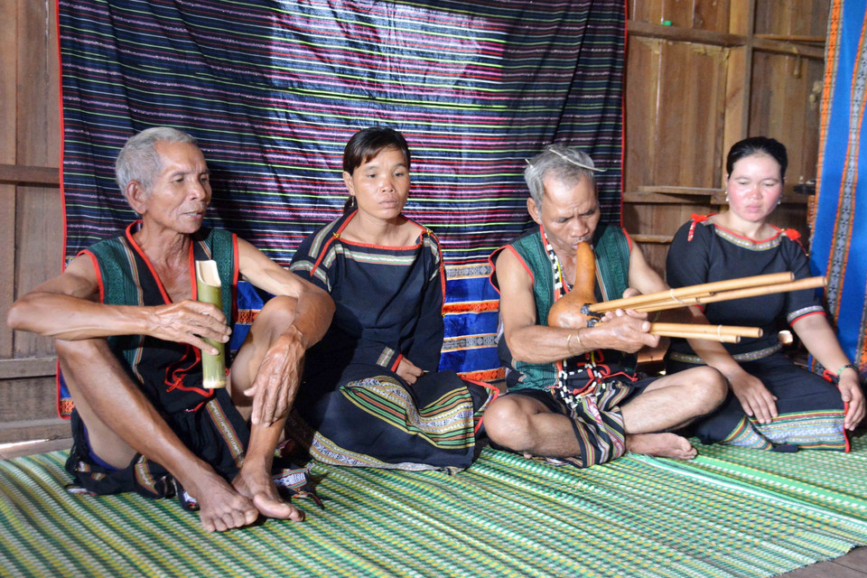 Tiết mục thổi kèn Đing năm và kể khan trong Lễ mừng thọ của người M’nông. (Ảnh: Hoài Thu/TTXVN)