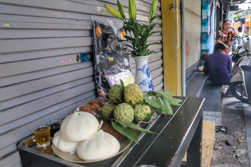 Một mâm cúng lễ Vu Lan của người dân trên phố Lương Ngọc Quyến.(Ảnh: Tuấn Đức/TTXVN)