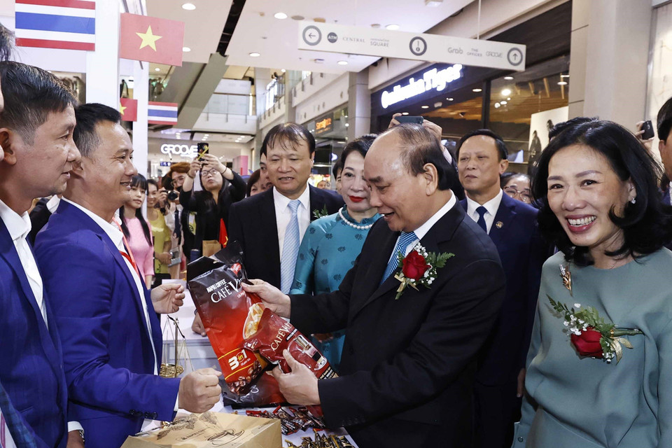 Chủ tịch nước Nguyễn Xuân Phúc thăm các gian hàng Việt Nam. (Ảnh: Thống Nhất/TTXVN)