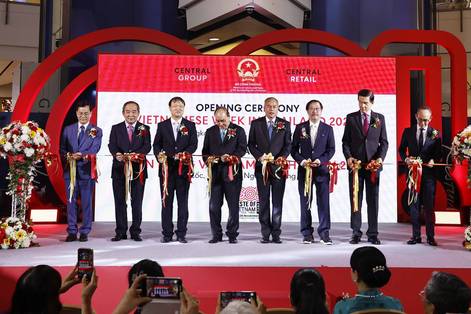 Chủ tịch nước Nguyễn Xuân Phúc và các đại biểu cắt băng khai trương Tuần lễ hàng Việt Nam tại Thái Lan. (Ảnh: Thống Nhất/TTXVN)