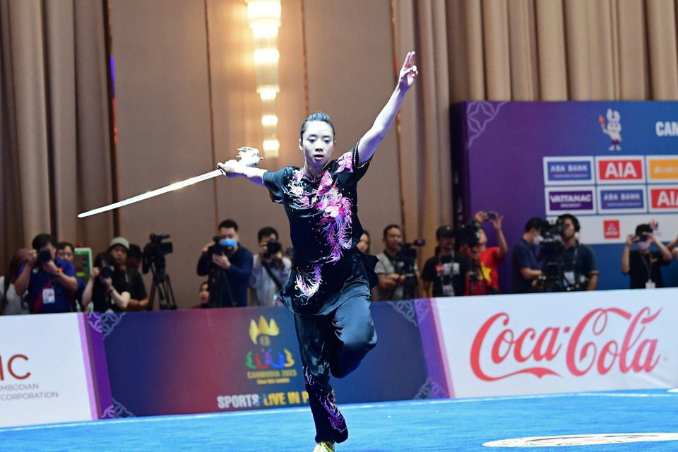 Dương Thúy Vi biểu diễn nội dung kiếm thuật nữ. (Ảnh: Hoàng Linh/TTXVN)