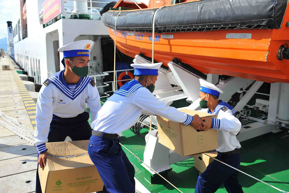 Năm nay, Vùng 4 Hải quân tổ chức đoàn công tác chúc Tết hành trình trên 4 chuyến tàu, mang theo hàng trăm tấn hàng hóa, nhu yếu phẩm, quà tết gửi ra cho cán bộ, chiến sỹ, nhân dân huyện đảo Trường Sa và các tàu trực trên biển. (Ảnh: Minh Đức/TTXVN)