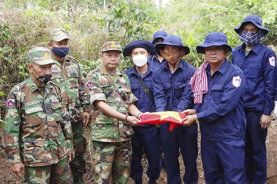 Cán bộ, chiến sĩ Đội K73 (Bộ Chỉ huy quân sự Long An) tìm kiếm, cất bốc được 2 phần mộ liệt sĩ tại khu vực núi Trung Mon (huyện Sala Krau, tỉnh Pailin, Campuchia), ngày 28/2/2022. (Ảnh: TTXVN phát)