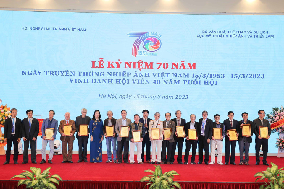 Vinh danh các hội viên Hội NSNA trên 40 năm tuổi hội.(Ảnh: Thanh Tùng/TTXVN)