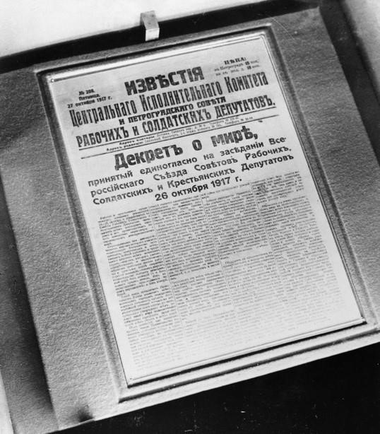 Sắc lệnh hòa bình là một trong 2 sắc lệnh được chính quyền Soviet do V.I.Lenin lãnh đạo thông qua vào ngày 8/11/1917 (26/10 theo lịch Nga cũ). Sắc lệnh được chính quyền Soviet ban bố ngay sau khi thành lập, cùng với Sắc lệnh ruộng đất. (Ảnh: Tư liệu quốc tế/TTXVN phát)