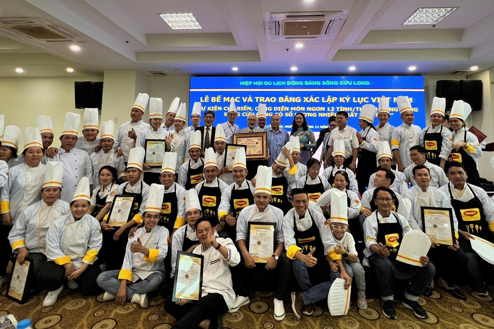 Các đầu bếp chụp ảnh lưu niệm. (Ảnh: Ánh Tuyết/TTXVN)