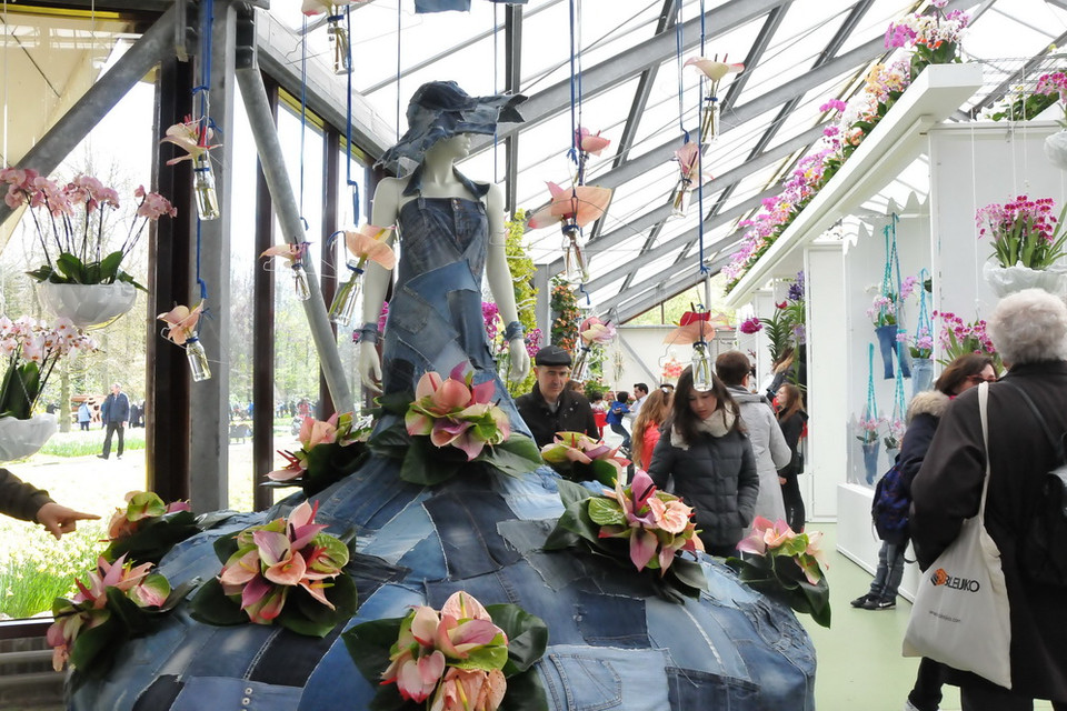 Các nhà tạo mẫu sử dụng hoa hồng môn để làm nên tác phẩm ấn tượng. (Ảnh: Hương Giang/Vietnam+)