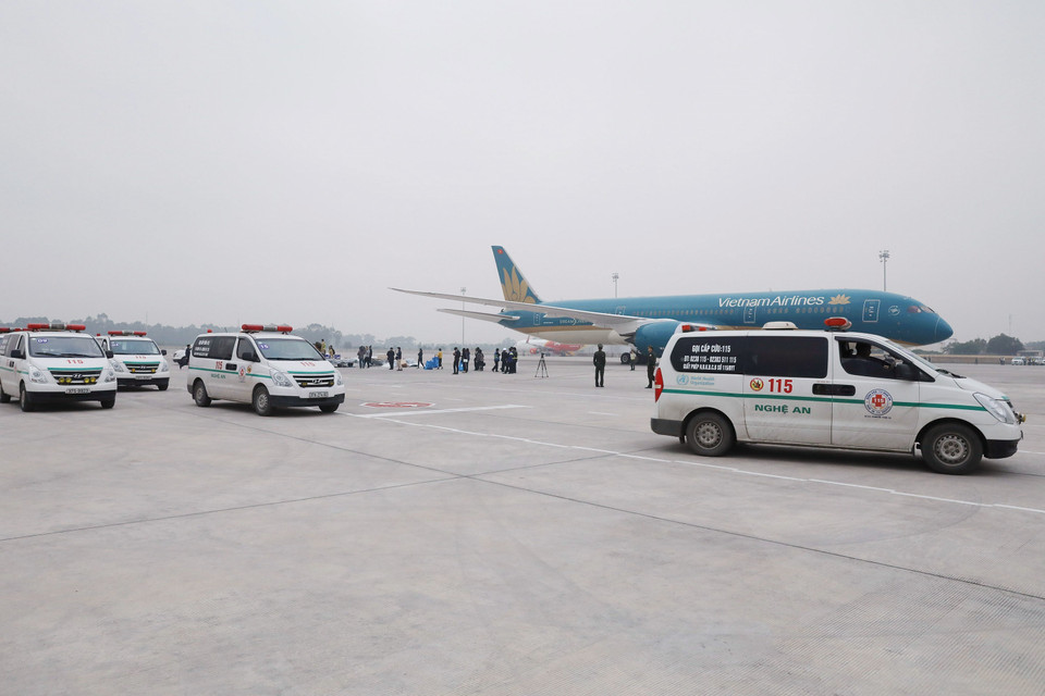 Đoàn xe đưa thi thể và tro cốt các nạn nhân từ sân bay quốc tế Nội Bài về quê nhà. (Ảnh: Lâm Khánh/TTXVN)