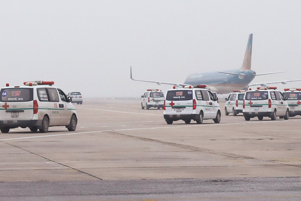Đoàn xe đưa thi thể và tro cốt các nạn nhân từ sân bay quốc tế Nội Bài về quê nhà. (Ảnh: Lâm Khánh/TTXVN)