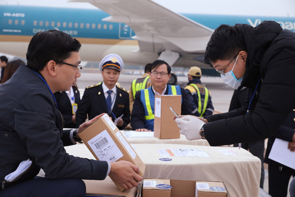 Lực lượng chức năng kiểm tra tro cốt của các nạn nhân, chuẩn bị bàn giao cho các địa phương để vận chuyển từ sân bay quốc tế Nội Bài về quê nhà. (Ảnh: Lâm Khánh/TTXVN)