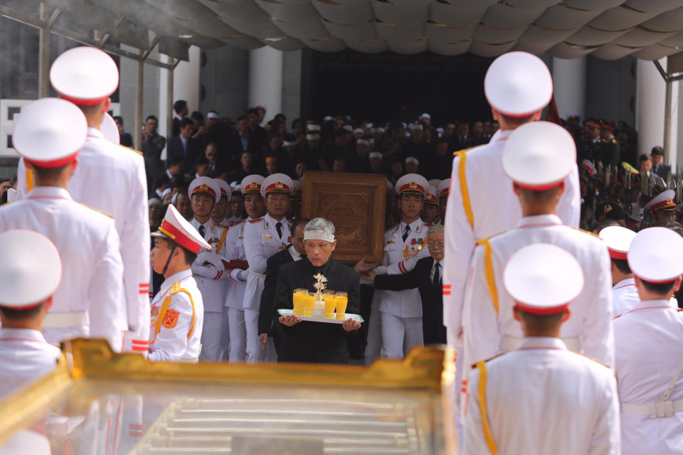 Linh cữu đồng chí Đỗ Mười được chuyển ra linh xa. (Ảnh: Minh Sơn/Vietnam+)