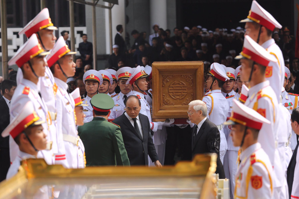 Lãnh đạo Đảng và Nhà nước đưa tiễn linh cữu đồng chí Đỗ Mười. (Ảnh: Minh Sơn/Vietnam+)