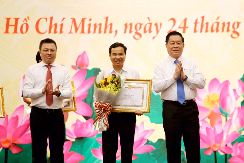 Ban Tuyên giáo Trung ương tặng bằng khen cho các đơn vị có thành tích xuất sắc trong công tác thông tin đối ngoại. (Ảnh: Xuân Khu/TTXVN)