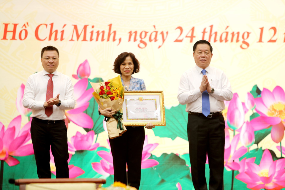 Ban biên tập Tin đối ngoại (Thông tấn xã Việt Nam) nhận bằng khen của Ban Tuyên giáo Trung ương về thành tích xuất sắc trong công tác thông tin đối ngoại năm 2022. (Ảnh: Xuân Khu/TTXVN)