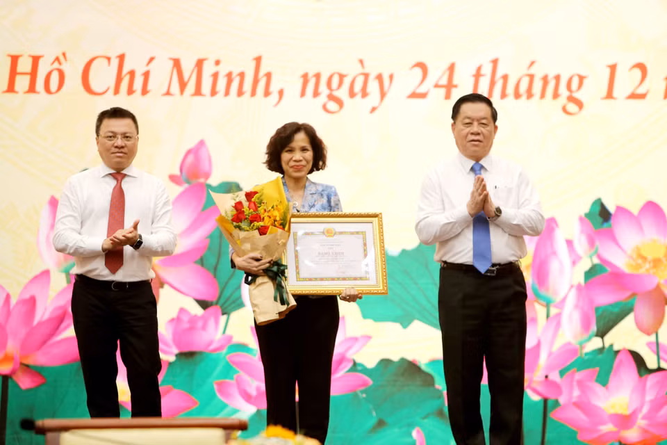 Ban biên tập Tin đối ngoại (Thông tấn xã Việt Nam) nhận bằng khen của Ban Tuyên giáo Trung ương về thành tích xuất sắc trong công tác thông tin đối ngoại năm 2022. (Ảnh: Xuân Khu/TTXVN)