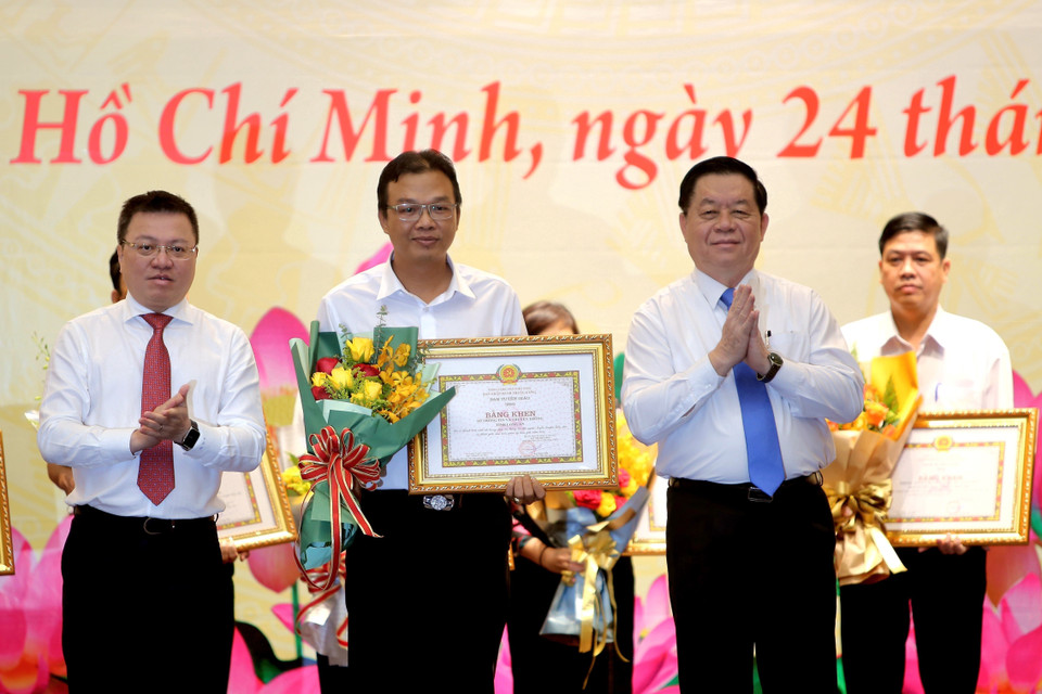 Trưởng Ban Tuyên giáo Trung ương Nguyễn Trọng Nghĩa và Phó trưởng Ban Tuyên giáo Trung ương Lê Quốc Minh trao bằng khen cho các đơn vị có thành tích xuất sắc trong công tác thông tin đối ngoại năm 2022. (Ảnh: Xuân Khu/TTXVN)