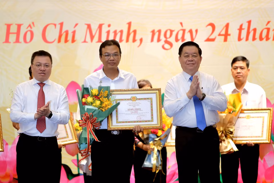 Trưởng Ban Tuyên giáo Trung ương Nguyễn Trọng Nghĩa và Phó trưởng Ban Tuyên giáo Trung ương Lê Quốc Minh trao bằng khen cho các đơn vị có thành tích xuất sắc trong công tác thông tin đối ngoại năm 2022. (Ảnh: Xuân Khu/TTXVN)