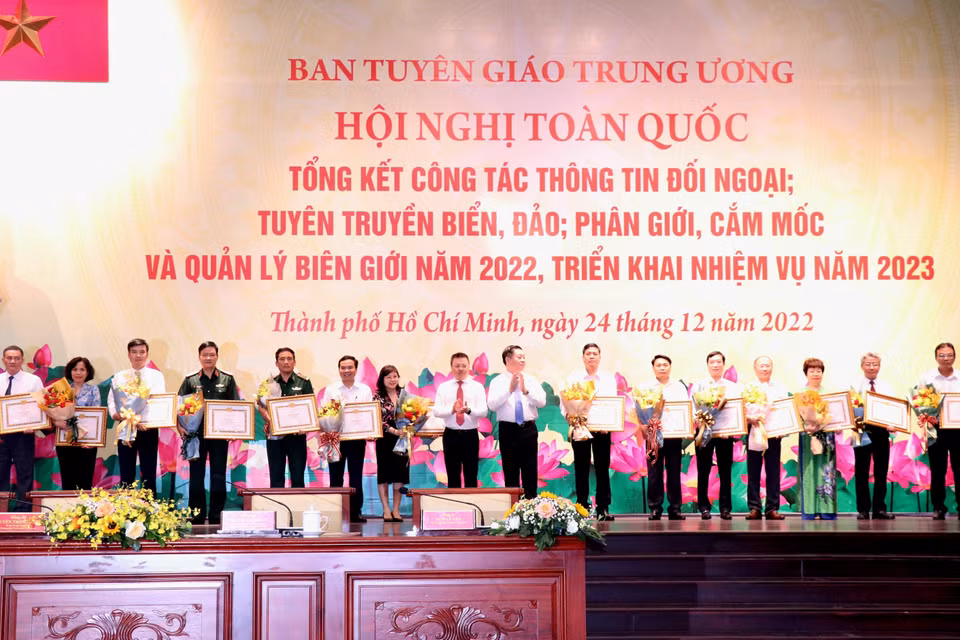 Các đơn vị có thành tích xuất sắc nhận bằng khen của Ban Tuyên giáo Trung ương. (Ảnh: Xuân Khu/TTXVN)