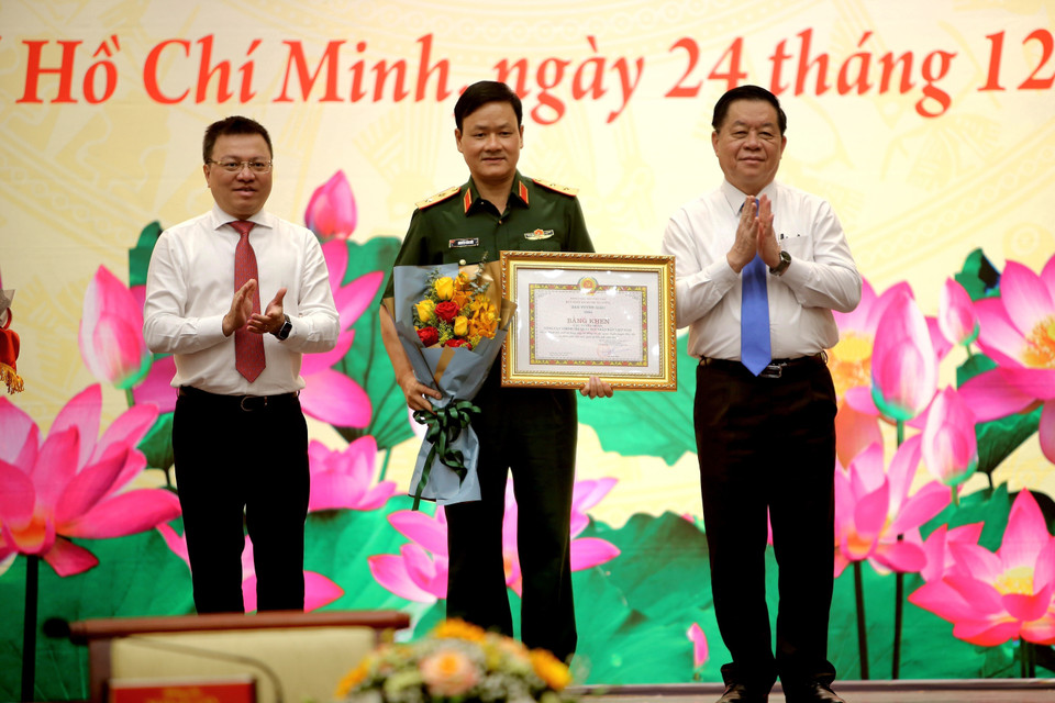 Ban Tuyên giáo Trung ương tặng bằng khen cho các đơn vị có thành tích xuất sắc trong công tác thông tin đối ngoại. (Ảnh: Xuân Khu/TTXVN)