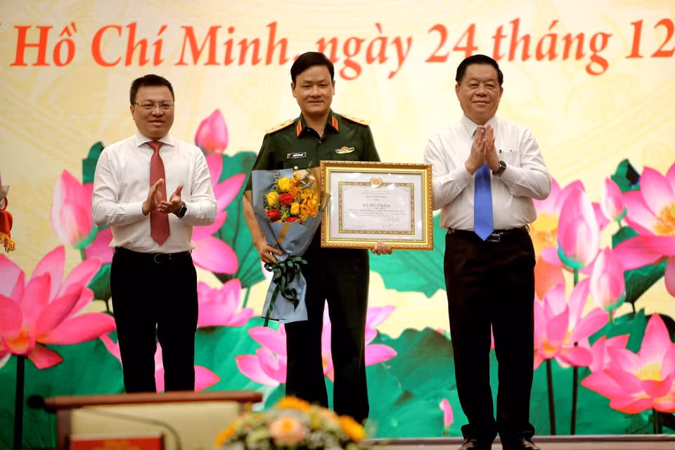Ban Tuyên giáo Trung ương tặng bằng khen cho các đơn vị có thành tích xuất sắc trong công tác thông tin đối ngoại. (Ảnh: Xuân Khu/TTXVN)