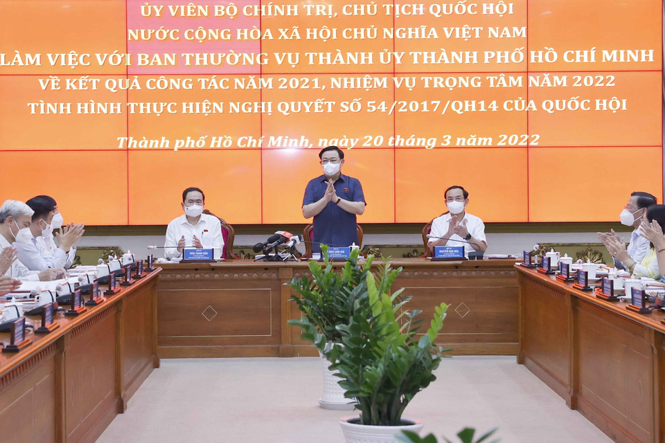 Chủ tịch Quốc hội Vương Đình Huệ làm việc với Ban Thường vụ Thành ủy Thành phố Hồ Chí Minh. (Ảnh: Doãn Tấn/TTXVN)