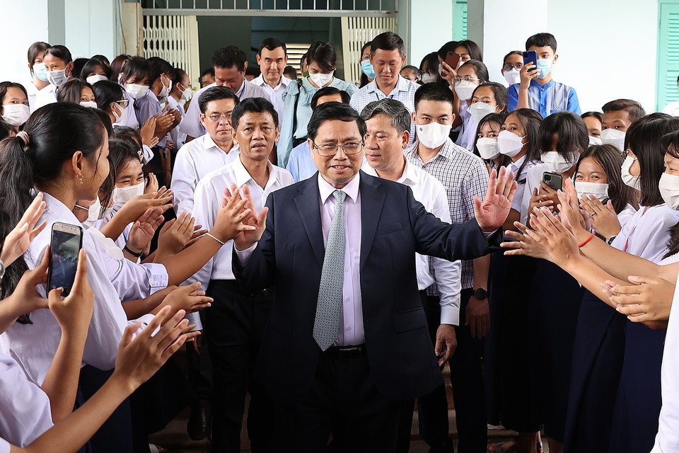 Thủ tướng cũng mong muốn các thầy cô giáo và học sinh trường Huỳnh Cương sẽ phát huy truyền thống, phát triển toàn diện, đạt được nhiều kết quả tốt hơn nữa trong dạy và học.(Ảnh: Dương Giang-TTXVN)