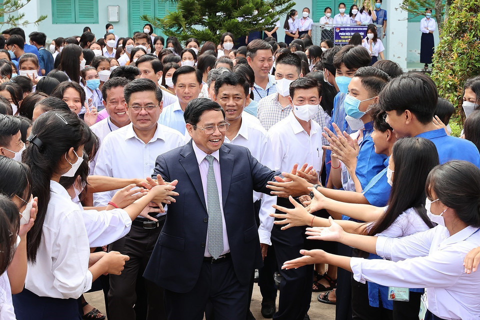 Thủ tướng Phạm Minh Chính với học sinh Trường THPT Dân tộc nội trú Huỳnh Cương. (Ảnh: Dương Giang-TTXVN)
