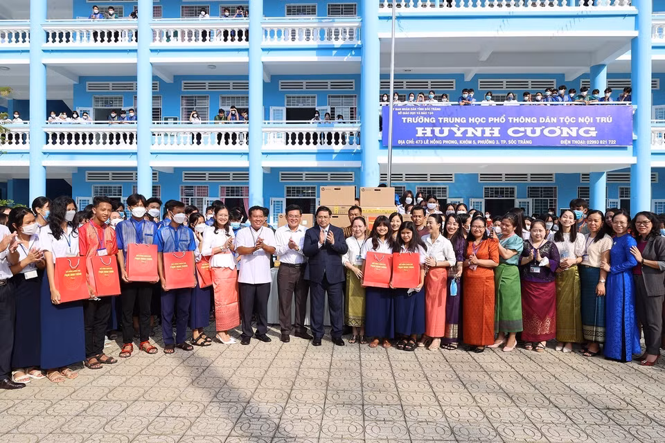 Thủ tướng Phạm Minh Chính thăm, tặng quà cho học sinh có hoàn cảnh khó khăn. (Ảnh: Dương Giang/TTXVN)