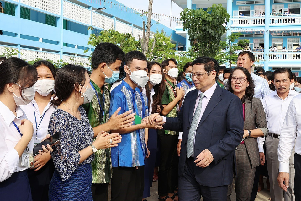 Thủ tướng Phạm Minh Chính với học sinh Trường THPT Dân tộc nội trú Huỳnh Cương. (Ảnh: Dương Giang-TTXVN)