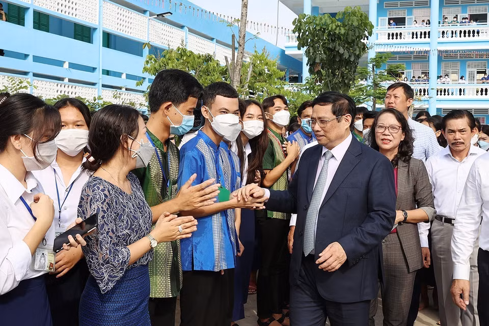Thủ tướng Phạm Minh Chính với học sinh Trường THPT Dân tộc nội trú Huỳnh Cương. (Ảnh: Dương Giang-TTXVN)