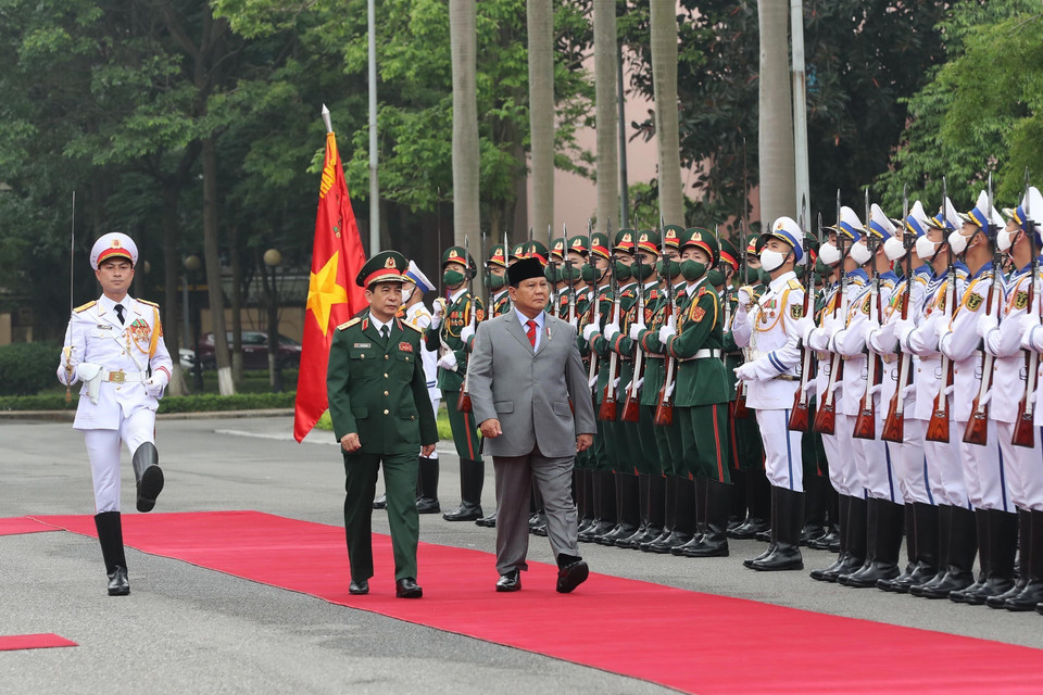 Bộ trưởng Quốc phòng Phan Văn Giang và Bộ trưởng Quốc phòng Indonesia Prabowo Subianto duyệt đội Danh dự Quân đội nhân dân Việt Nam. (Ảnh: Trọng Đức/TTXVN)