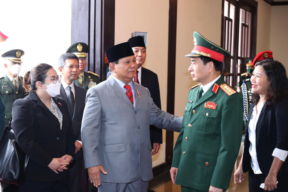Bộ trưởng Quốc phòng Phan Văn Giang tro đổi với Bộ trưởng Quốc phòng Indonesia Prabowo Subianto. (Ảnh: Trọng Đức/TTXVN)