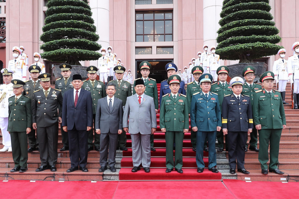 Bộ trưởng Quốc phòng Phan Văn Giang và Bộ trưởng Quốc phòng Indonesia Prabowo Subianto chụp ảnh chung với các thành viên đoàn đại biểu quân sự cấp cao 2 nước. (Ảnh: Trọng Đức/TTXVN)