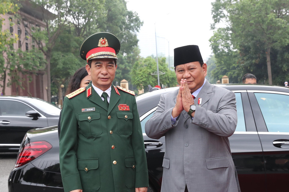 Bộ trưởng Quốc phòng Phan Văn Giang đón Bộ trưởng Quốc phòng Indonesia Prabowo Subianto. (Ảnh: Trọng Đức/TTXVN)
