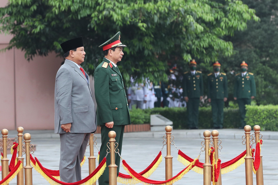 Bộ trưởng Quốc phòng Phan Văn Giang và Bộ trưởng Quốc phòng Indonesia Prabowo Subianto tại lễ đón. (Ảnh: Trọng Đức/TTXVN)