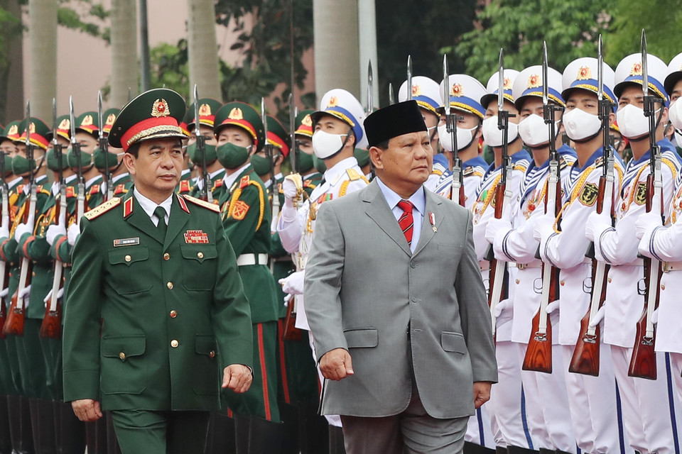 Bộ trưởng Quốc phòng Phan Văn Giang và Bộ trưởng Quốc phòng Indonesia Prabowo Subianto duyệt đội Danh dự Quân đội nhân dân Việt Nam. (Ảnh: Trọng Đức/TTXVN)