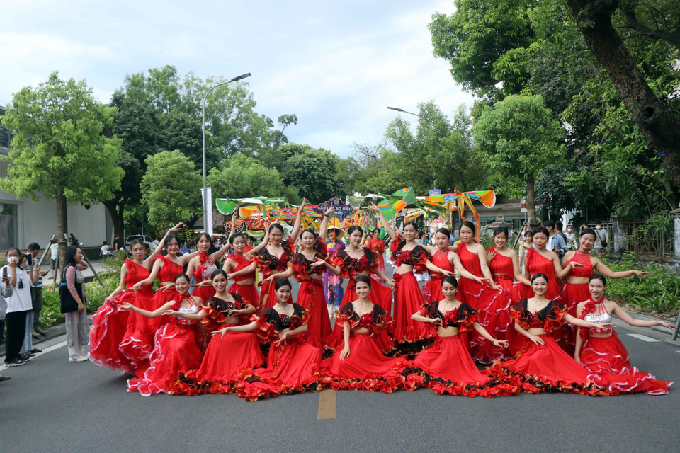 Không khí Lễ hội đường phố “Sắc màu văn hóa” ở các tuyến phố chính của thành phố Huế. (Ảnh: Đỗ Trưởng/TTXVN)